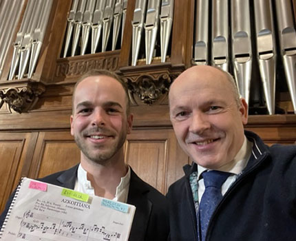 Pol Alvarez und Jürgen Essl vor der romantischen Orgel in Usurbil